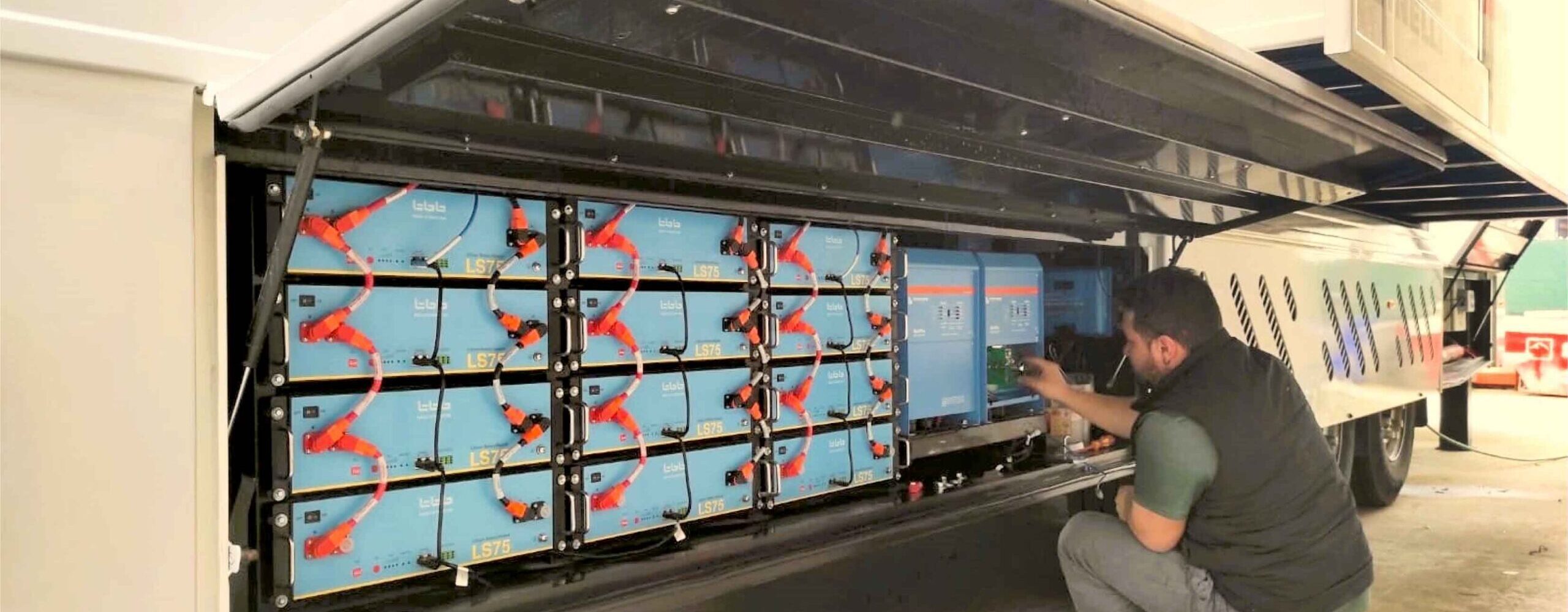 Instalación de baterías para almacenamiento de energía en camión hospitality para el mundial se Super Bikes.